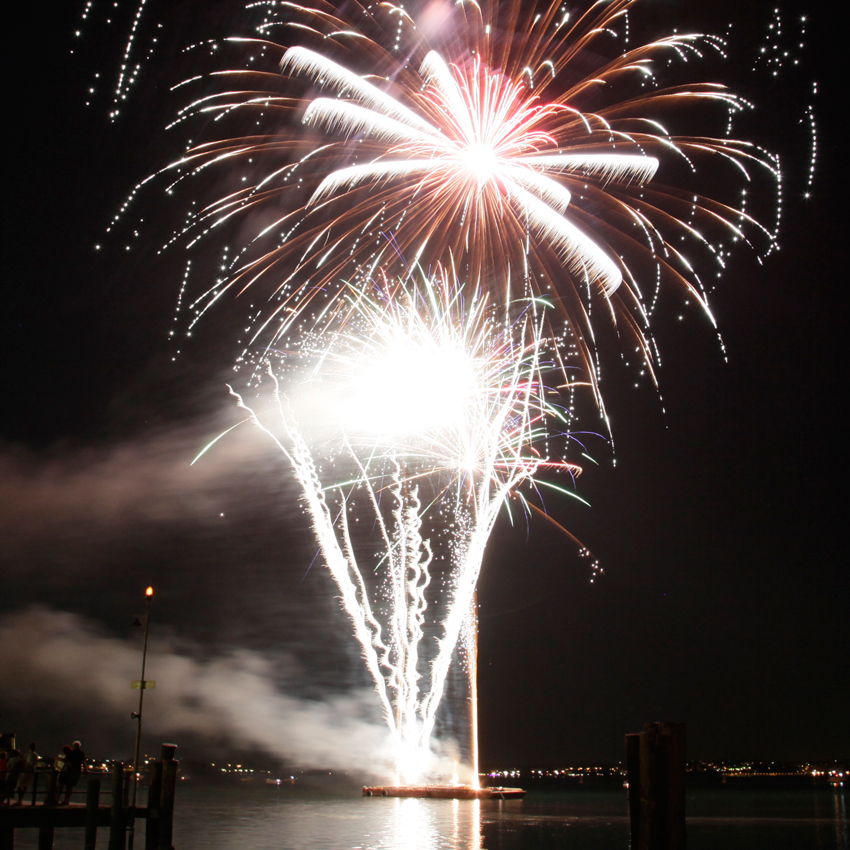 Mosaico di candele romane e peonia centro palma argento | Spettacoli pirotecnici acquatici | Brixia Fireworks