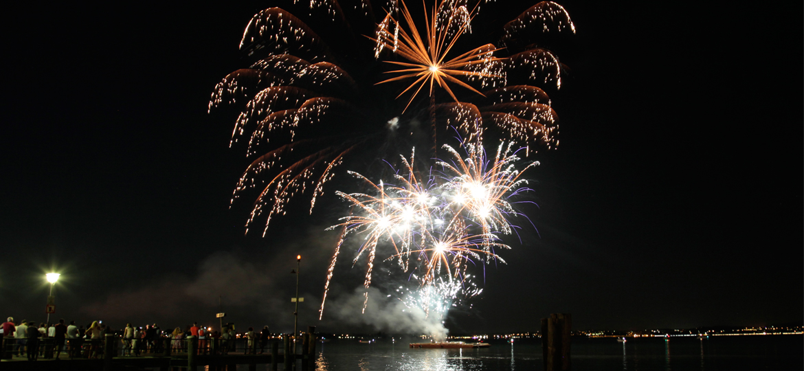 Brixia Fireworks | Spettacoli pirotecnici acquatici, realizzati su chiatte, pontoni galleggianti o dalla riva per permettere ai colpi di esplodere sopra lo specchio d’acqua.