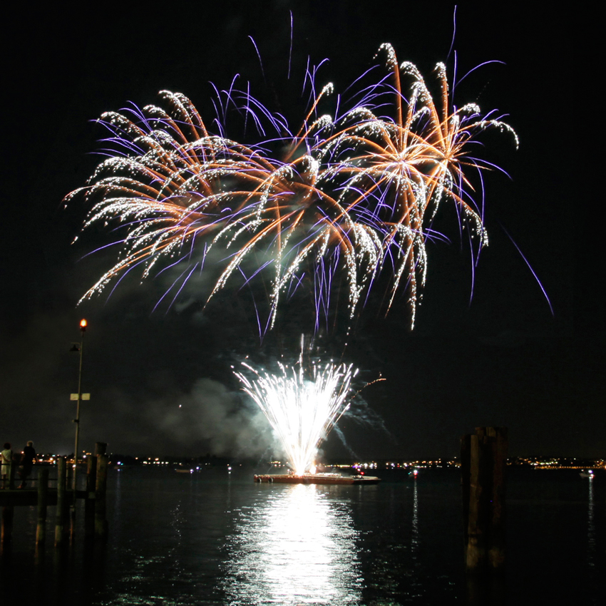 Ventagli multiflash e stelle blu | Spettacoli pirotecnici acquatici | Brixia Fireworks