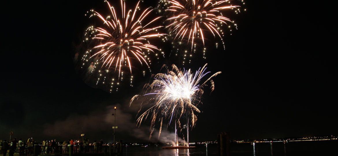 Brixia Fireworks | Spettacoli pirotecnici acquatici, realizzati su chiatte, pontoni galleggianti o dalla riva per permettere ai colpi di esplodere sopra lo specchio d’acqua.