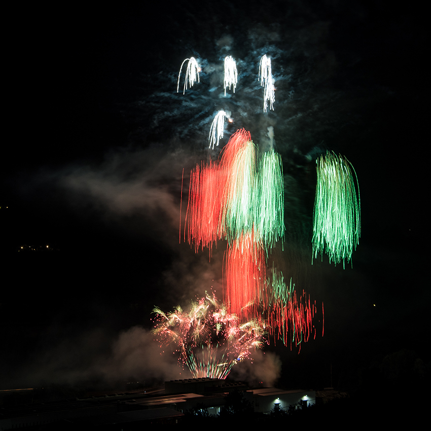 Foglie cadenti e code su tre livelli | Spettacoli pirotecnici misti | Brixia Fireworks