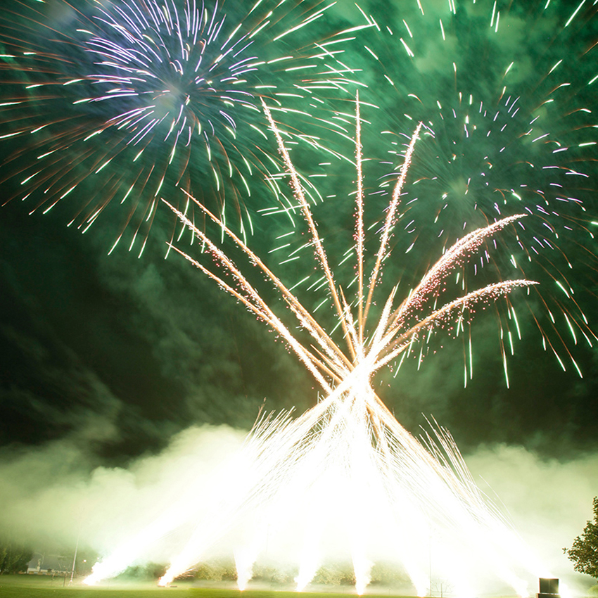 Monogetti con effetto iperbole e crisantemi a cambiamento di colore | Spettacoli pirotecnici piromusicali | Brixia Fireworks