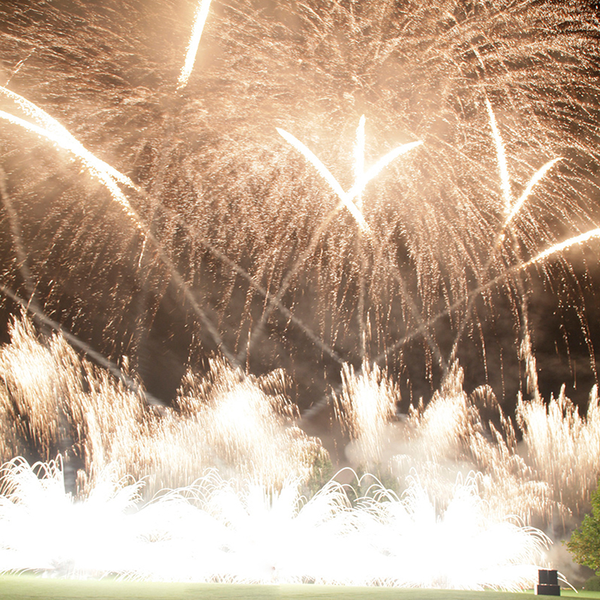 Mosaici di fontane e vulcani con grande chiusura di cascate oro | Spettacoli pirotecnici piromusicali | Brixia Fireworks