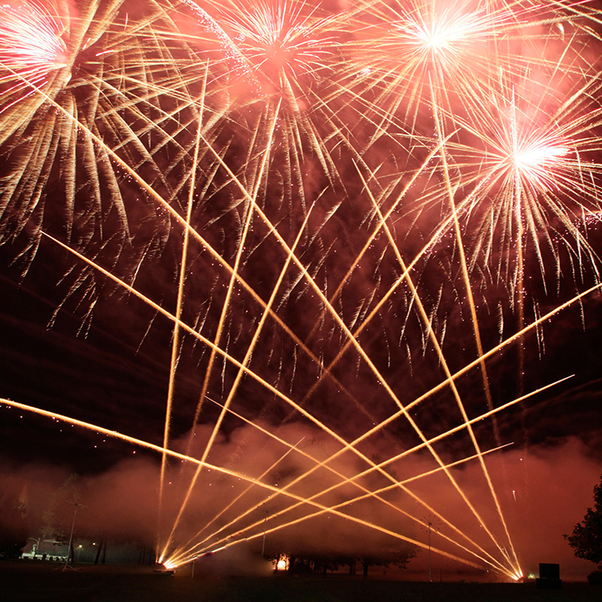 Intrecci di Candele romane e sovrapposizioni di sfere oro e rosa | Spettacoli pirotecnici piromusicali | Brixia Fireworks