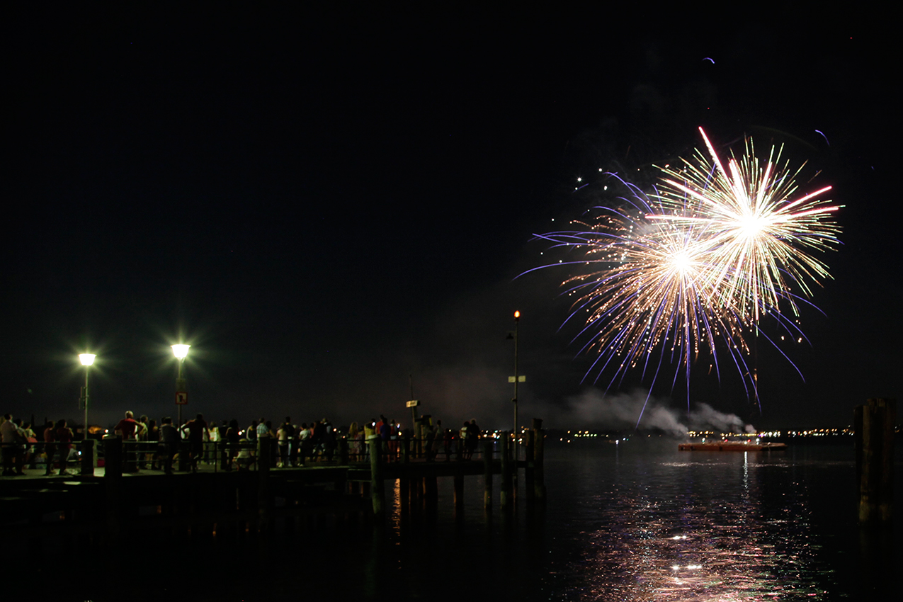 fuochi d'artificio dall'acqua | Fuochi d'artifico per spettacoli pirotecnici acquatici | Brixia Fireworks